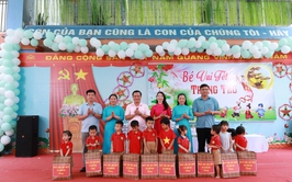 Đồng chí Bí thư Đảng ủy Vui Tết Trung thu cùng cô trò Trường Mầm non Ba Trại B