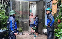 Lãnh đạo UBND phường Khương Đình đi kiểm tra, chỉ đạo khắc phục các điểm ngập úng trên địa bàn