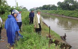 Lãnh đạo xã Thuận An kiểm tra hệ thống tiêu thoát nước phục vụ sản xuất trên địa bàn