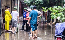ĐỒNG CHÍ TRẦN THỊ PHƯƠNG HOA - THÀNH ỦY VIÊN, BÍ THƯ ĐẢNG ỦY, CHỦ TỊCH HĐND PHƯỜNG CÙNG ĐOÀN CÔNG TÁC KIỂM TRA CÔNG TÁC ỨNG PHÓ CƠN BÃO SỐ 11, ĐỘNG VIÊN NHÂN DÂN CHỦ ĐỘNG TRƯỚC TÌNH HÌNH MƯA BÃO TRÊN ĐỊA BÀN