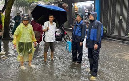 Đồng chí Chủ tịch UBND phường Cầu Giấy kiểm tra công tác ứng phó với bão số 11 trên địa bàn