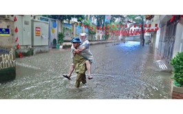 PHƯỜNG BA ĐÌNH CHỦ ĐỘNG HỖ TRỢ NHÂN DÂN KHẮC PHỤC HẬU QUẢ SAU BÃO SỐ 11 (MATMO)