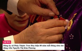 Đảng ủy xã Phúc Thịnh: Trao Huy hiệu 80 năm tuổi Đảng sớm cho đảng viên Nguyễn Thị Kim Phương