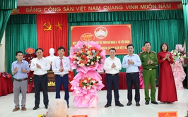 Các đồng chí lãnh đạo xã chung vui Ngày hội Đại đoàn kết toàn dân tộc tại các khu dân cư