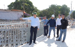 Đồng chí Chủ tịch UBND xã kiểm tra hiện trường một số dự án trên địa bàn