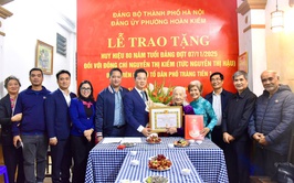TRAO HUY HIỆU 80 NĂM TUỔI ĐẢNG TẶNG ĐẢNG VIÊN LÃO THÀNH NGUYỄN THỊ KIỂM