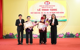 Ban Thường vụ Đảng ủy xã Vật Lại long trọng tổ chức lễ trao tặng Huy hiệu Đảng đợt 7/11