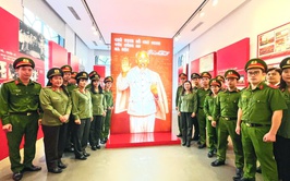 Công an xã Gia Lâm tổ chức Lễ dâng hương và tham quan Bảo tàng Công an Thành phố.