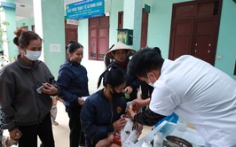 Hơn 200 trẻ em từ 6 đến dưới 36 tháng tuổi của xã Minh Châu được uống Vitamin A đợt 2/2025