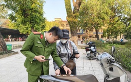 XÃ TÂY PHƯƠNG TĂNG TỐC CHIẾN DỊCH: 100% LỰC LƯỢNG CÔNG AN XÃ XUỐNG CƠ SỞ HỖ TRỢ NHÂN DÂN LÀM SẠCH DỮ LIỆU