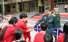 Hội Cựu chiến binh phường Nghĩa Đô giáo dục truyền thống yêu nước học sinh trường THCS Nghĩa Tân