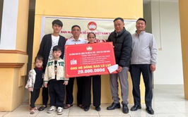 Nghĩa tình của ông Phùng Văn Thanh với đồng bào vùng lũ