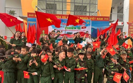 Trường Mầm non Minh Châu tổ chức chương trình trải nghiệm “Chúng tôi là chiến sĩ” nuôi dưỡng tinh thần kỷ luật và lòng yêu nước cho trẻ.