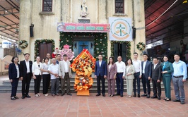 Lãnh đạo xã Gia Lâm thăm tặng quà giáo họ Xuân Thụy