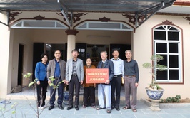 Bí thư Đảng ủy xã Hồng Vân: Trao kinh phí hỗ trợ xây dựng mới, sửa chữa nhà ở đối với người có Công với Cách mạng và thân nhân Liệt sĩ