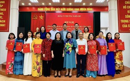 Phường Nghĩa Đô bố và trao quyết định chuyển cán bộ, công chức cấp xã (cũ) thành cán bộ công chức theo Luật mới