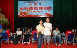Vợ chồng cùng hiến máu cứu người