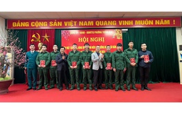 Phường Tương Mai Tổ chức gặp mặt, trao quà thanh niên lên đường nhập ngũ và tham gia nghĩa vụ Công an nhân dân năm 2025 
