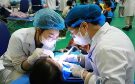 Bệnh viện Hữu nghị Việt Nam - Cu Ba khám răng miệng cho 1.300 học sinh quận Long Biên