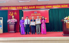 Đảng bộ phường Tương Mai trang trọng tổ chức Lễ trao, tặng huy hiệu Đảng đợt 19/5/2025 