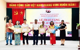 Đảng uỷ xã Sơn Đồng tổ chức lễ trao tặng huy hiệu Đảng