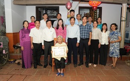 Thường trực Huyện uỷ trao tặng Huy hiệu Đảng