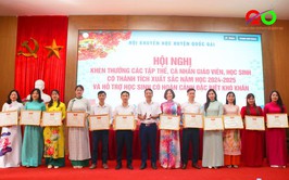 Hội Khuyến học huyện Quốc Oai khen thưởng các tập thể, cá nhân học sinh, giáo viên có thành tích xuất sắc năm học 2024-2025