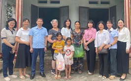 Tổ chức Holt International Children’s Services Inc thăm các gia đình đã nhận hỗ trợ sinh kế tại huyện Ứng Hòa, Hà Nội