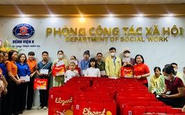 Cán bộ giáo viên nhân viên và phụ huynh trường mầm non Yên Sở trao tặng quà cho bệnh nhân tại bệnh viện K - Tân Triều