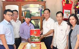 Lãnh đạo huyện Quốc Oai thăm, tặng quà người có công tiêu biểu nhân dịp kỷ niệm 78 năm Ngày Thương binh - Liệt sĩ

