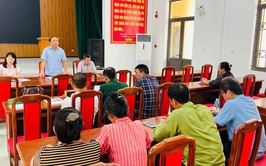 Thành viên Ban đại diện HĐQT NHCSXH huyện Mê Linh kiểm tra, giám sát các hoạt động tín dụng chính sách tại xã Tiến Thắng