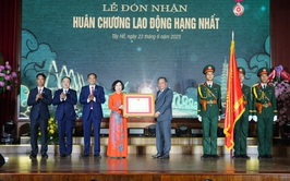 Quận Tây Hồ đón nhận Huân chương Lao động hạng Nhất
