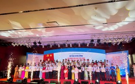 Khen thưởng thành tích xuất sắc cho các hộ Gia đình văn hóa tiêu biểu nhân dịp kỷ niệm 24 năm Ngày Gia đình Việt Nam