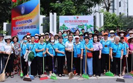 Tuổi trẻ, phụ nữ phường Đống Đa ra quân làm đẹp cảnh quan, hướng tới chào mừng ngày hội lớn