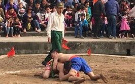 Về Chi Đông xem vật truyền thống