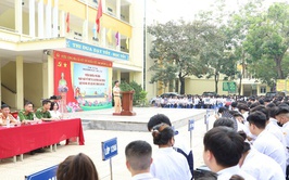 Trung tâm GDNN - GDTX tuyên truyền Luật an toàn giao thông và Luật quản lý vũ khí, vật liệu nổ, công cụ hỗ trợ cho học sinh