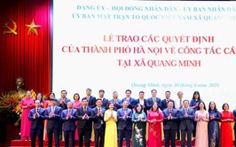 Bí thư Thành ủy Hà Nội Bùi Thị Minh Hoài trao quyết định về công tác cán bộ tại xã Quang Minhh