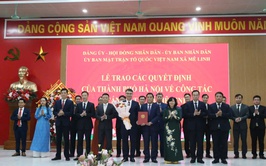 Bí thư Thành ủy Hà Nội Bùi Thị Minh Hoài trao quyết định về công tác cán bộ tại xã Mê Linh
