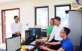 Đồng chí Chủ tịch UBND xã Quốc Oai Nguyễn Trung Thành kiểm tra công vụ tại các cơ quan chuyên môn ngay sau khi chính thức triển khai chính quyền địa phương hai cấp