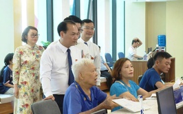 Đồng chí Bí Thư Đảng uỷ xã Đông Anh - Nguyễn Anh Dũng kiểm tra ngày đầu làm việc tại Trung tâm hành chính công của xã