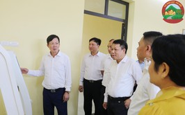 Đồng chí Bí thư Đảng ủy, Chủ tịch HĐND xã kiểm tra tại trung tâm dịch vụ hành chính công