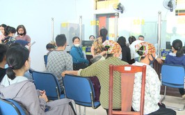 Người dân tập trung đông đúc, làm các thủ tục hành chính tại điểm phục vụ hành chính công Phúc Lộc