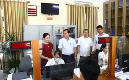 Đồng chí Nguyễn Đăng Sơn - Phó Bí thư Thường trực Đảng ủy xã thăm điểm phục vụ hành chính công