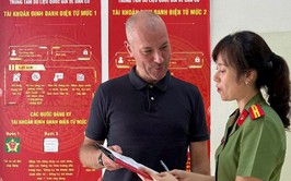 Công an phường Phúc Lợi chủ động triển khai tuyên truyền, hướng dẫn người nước ngoài đăng ký tài khoản định danh điện tử mức độ 2