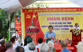 Khám bệnh, tư vấn sức khoẻ, cấp thuốc và tặng quà cho người có công với cách mạng tại xã Ứng Thiên