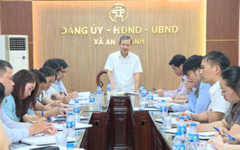 Đồng chí Hồ Trung Nghĩa - Phó Bí thư Đảng ủy, Chủ tịch UBND xã An Khánh làm việc với phòng Kinh tế 