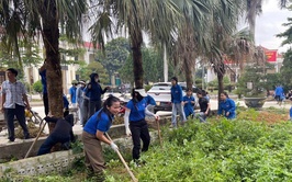 Đoàn thanh niên xã Trần Phú: tổng vệ sinh môi trường tại khuôn viên trụ sở Đảng uỷ, UBMTTQ Việt Nam xã