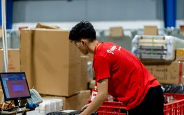 Từ ngày 1-8, hàng nhập khẩu qua chuyển phát nhanh giá trị dưới 1 triệu đồng chịu thuế giá trị gia tăng