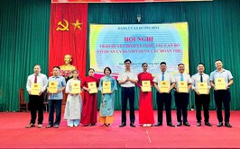           Đảng ủy xã Dương Hòa trao quyết định về công tác cán bộ tại cơ quan Uỷ ban Mặt trận Tổ quốc và các đoàn thể xã