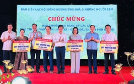 Hội đồng hương Ứng Hòa thăm và tặng quà tại xã Hòa Xá